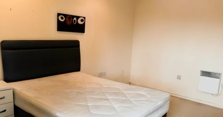 2 bedroom 1 bathroom - Photo 2