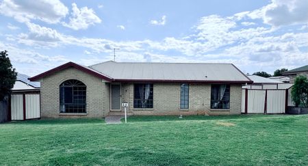 Spacious & Comfortable Brick Home – Perfect for Families or Entertainers - Photo 5