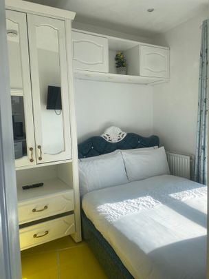 1 Bed Flat, Fulham Road, SW6 - Photo 1