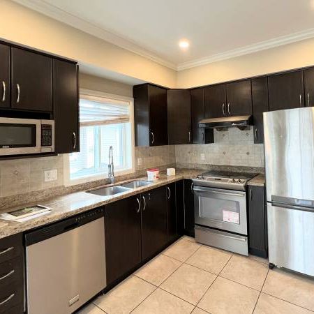 Fantastic home 3 bedroom + Den 2.5 bathroom townhouse in Richmond - Photo 1