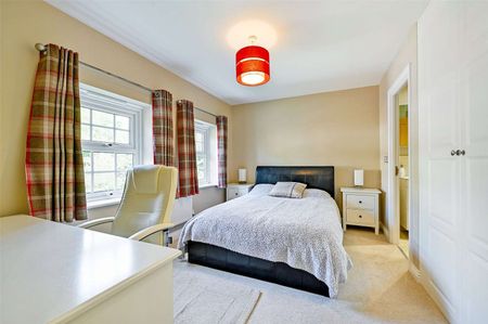 A five bedroom modern family home in a cul de sac location on the popular southern side of Newbury. - Photo 5