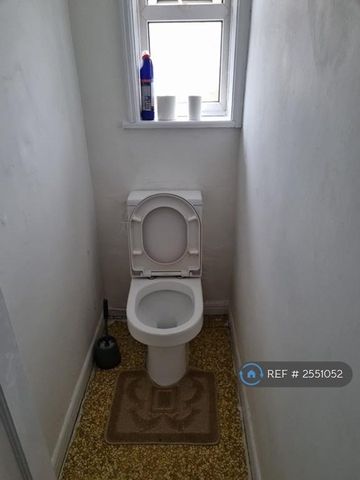 1 bedroom in a house share to rent - Photo 2