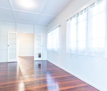 Lovely 2 Bedroom High Set Home! - Photo 2