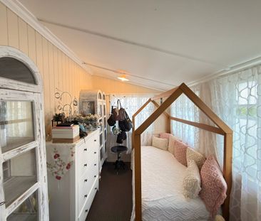 Charming Two Bedroom Home with Sleepout! - Photo 2