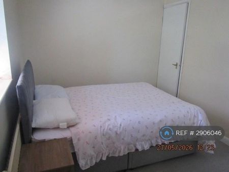 1 bedroom in a house share to rent - Photo 2