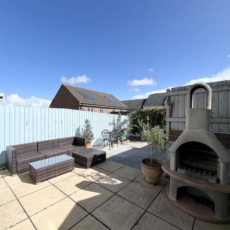 2 bedroom end of terrace house to rent - Photo 1