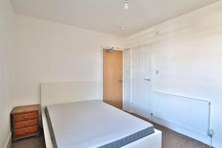 1 bedroom in a house share to rent - Photo 2