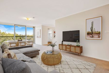 Centrally Located, Very Private, Quiet, Expansive And Stunning Apartment With Amazing Distant and Treetop Views - Photo 4