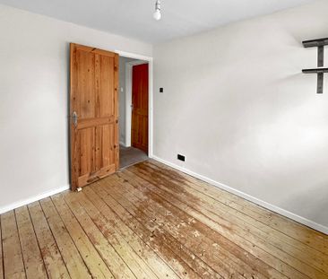 A three bedroom mid-terrace house with a private garden and a garag... - Photo 6