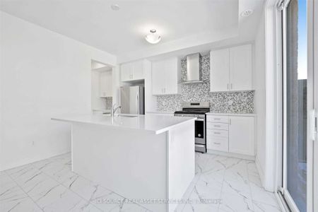 Townhouse For Lease | E8124928 - Photo 2