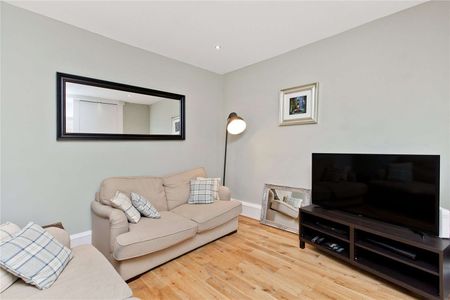 A fantastic furnished flat that is situated in the heart of Edinburgh's historic Old Town, on the edge of the Royal Mile, this desirable flat lies on the first floor of a classical Victorian - Photo 4