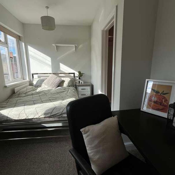 Bed En-suite Student Property / Available Now, LN5 - Photo 1