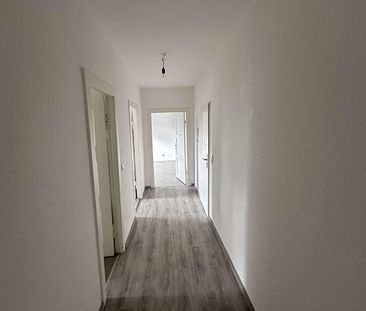 Gut geschnittene 2-Raum-Wohnung mit Wannenbad und Fenster, Keller, PKW-Stellplatz - Photo 1