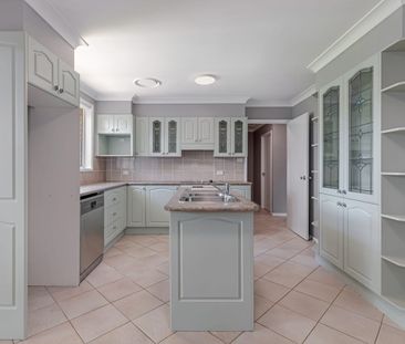 Large yard, close to school and shops - Photo 3