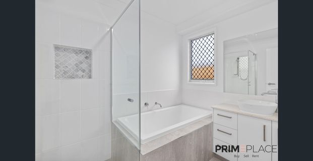 Modern, spacious and convenient 4 Bedroom Home - Photo 1