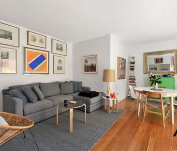 Oversized Coastal Retreat – Space, Style & Location - Photo 2