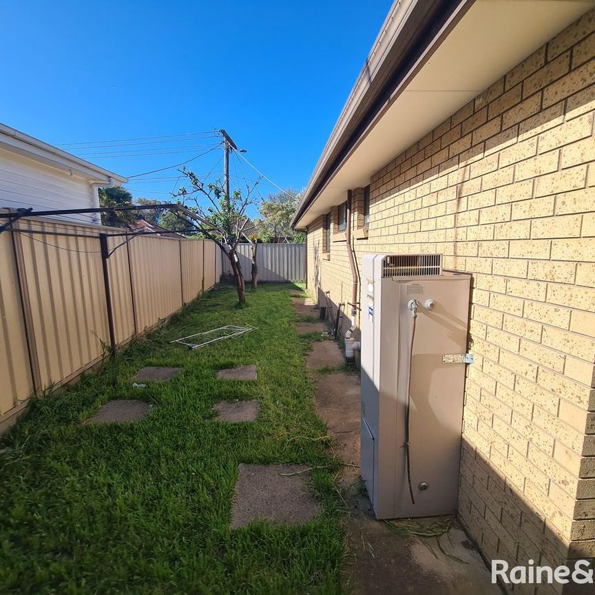 2/7 Beaver Street, St Albans, VIC 3021 - Photo 1