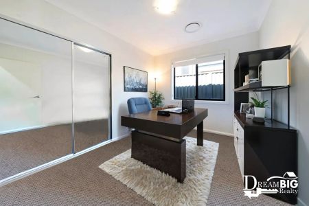 “Elegant Single Level Family Home !!” - Photo 4