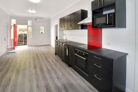 Aro Valley , Spacious 5 bedroom flat - Photo 2