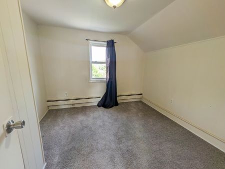 42 Leeper St, St. Catharines - All Inclusive 1 Bed Upper Unit - Photo 2