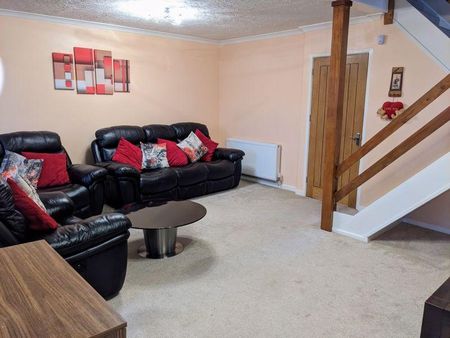 4 bedroom semi-detached house to rent - Photo 4