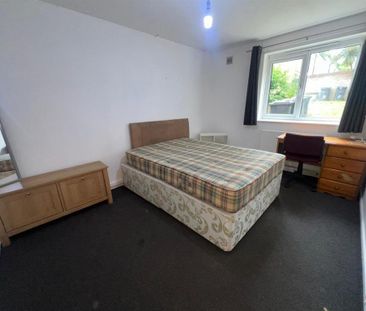 3 bedroom flat to rent - Photo 4
