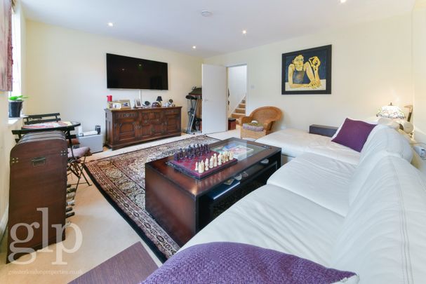 2 Bedroom Flat, Berwick Street, London, Greater London, Soho, W1F - Photo 1