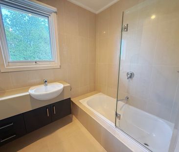 Family-Friendly Comfort in a Premium School just Zone(Vermont Prima... - Photo 4