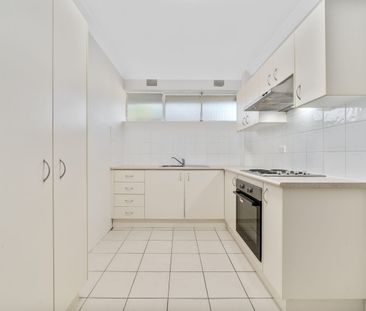 LIGHT AND AIRY 2 BEDROOM APARTMENT IN GREAT LOCATION - Photo 1