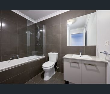33 Stonewood Cct, Hadfield, Vic 3046 - Photo 2