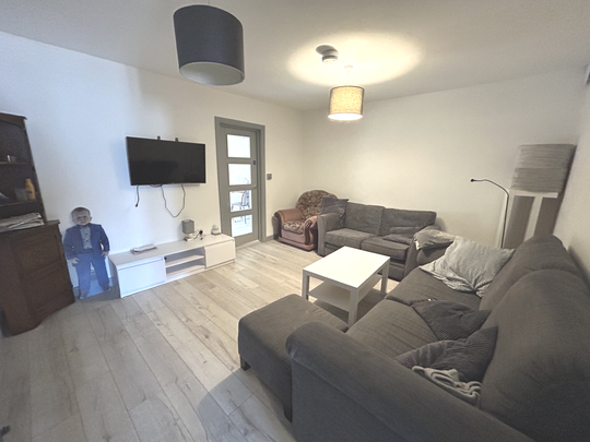 One-Bedroom House share - Photo 1