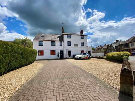 OX Living is proud to present this high-quality 12-bedroom co-living property, perfect for working professionals looking for stylish, stress-free living. Room 9 - Photo 2