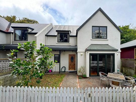 City fringe townhouse retreat - Photo 1