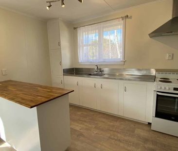 Central living with stunning views - Photo 4