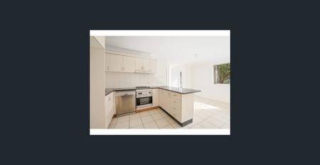 Bright and Airy Three Bedroom Townhouse - Photo 4