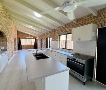 Newly Renovated 5 Bedroom Home In Bucasia - Photo 2