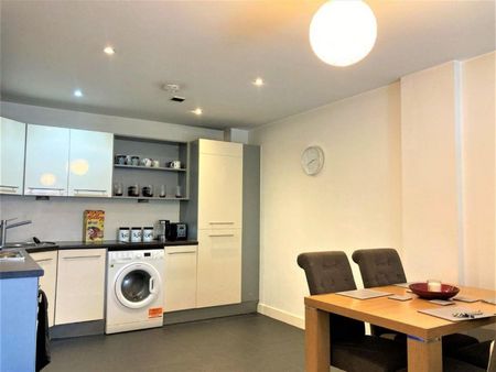 2 bedroom Flat To Let - Photo 3