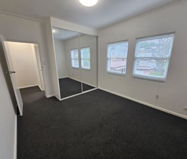 First floor 1 bedder newly painted and close to shops and transport... - Photo 6