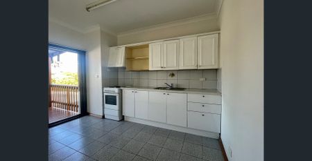 Large bright shop top 2-bedroom flat - Photo 4