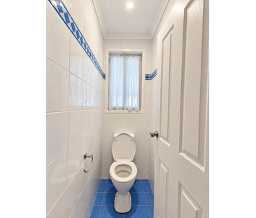 Freshly Painted 3-Bedroom Family Home with Refurbished Kitchen - Photo 4