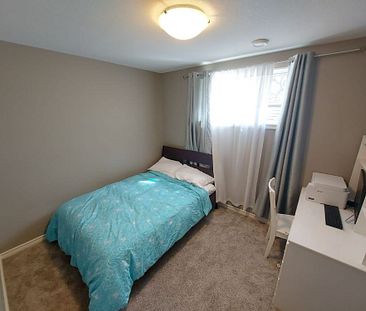 Spacious 4-Bedroom with 3.5 Bathrooms! - Photo 6