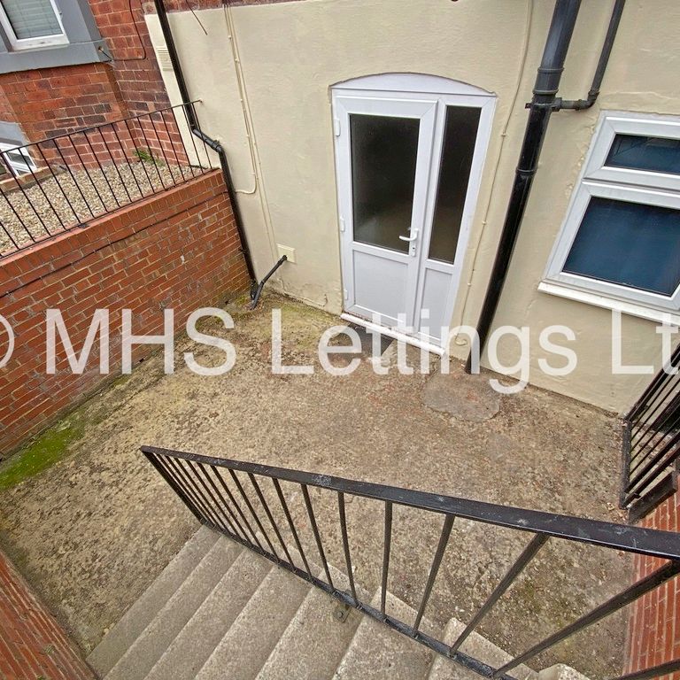 Lower Flat, 133 Hyde Park Road, Leeds, LS6 1AJ - Photo 1