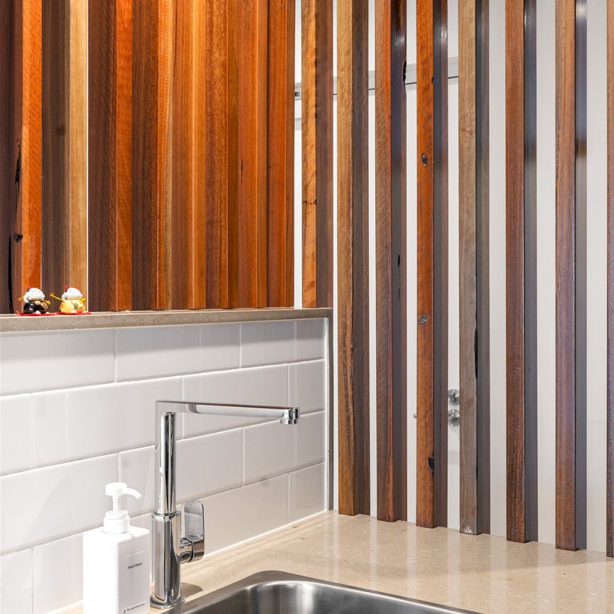 Modern stylish 2 bedrooms 2bathrooms apartment situated in Dutton Park - Photo 2