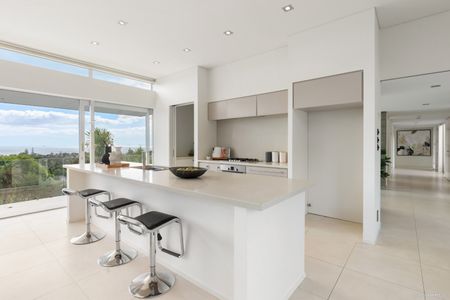 CASTOR BAY - Top Quality Luxury Family home with breath taking views - Photo 4