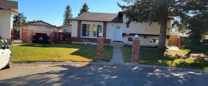 3 bedroom 2 bathroom by-level main floor with deck and huge backyard | Calgary - Photo 1