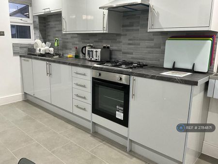 1 bedroom in a house share to rent - Photo 4