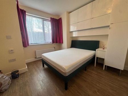 Room in a Shared House, Jack Dimmer Close, SW16 - Photo 4