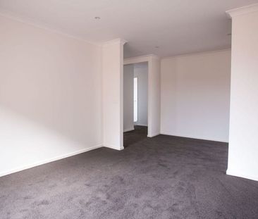 LARGE MODERN FAMILY HOME - Photo 6