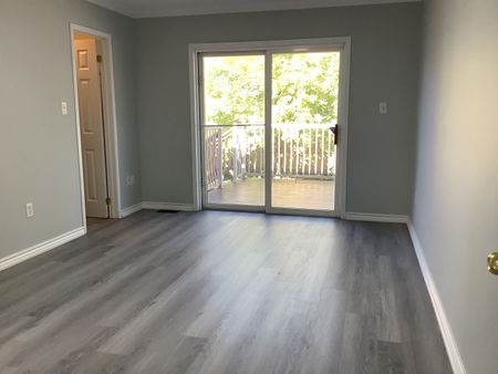 For Lease - 17 Dunsmore Lane, Barrie, Ontario - Photo 5