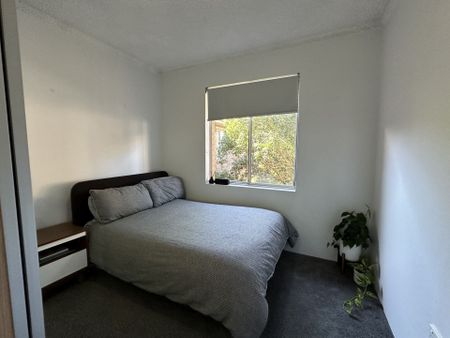Renovated two bedroom air conditioned unit In central location - Photo 2